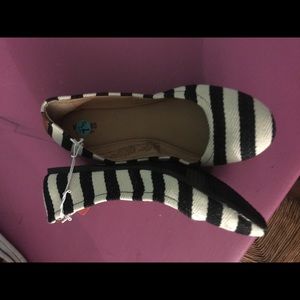 Mossimo black and white flats. New. Size 7